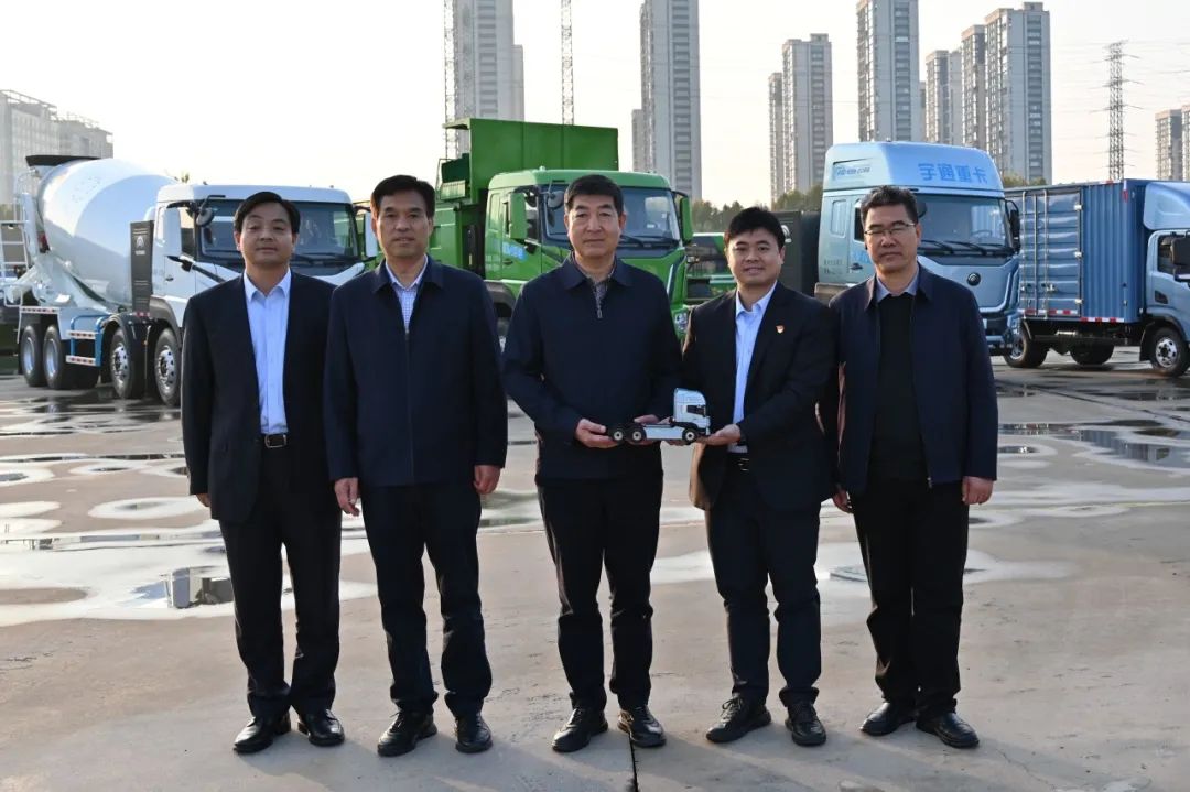 实力见证 | 嘉峪关市领导莅临宇通重卡调研，共筑绿色运输美好未来