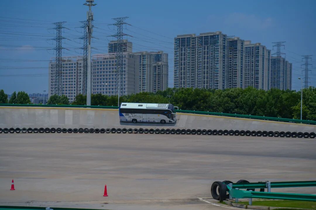 权威媒体团走进宇通,参观体验宇通高端制造 图片