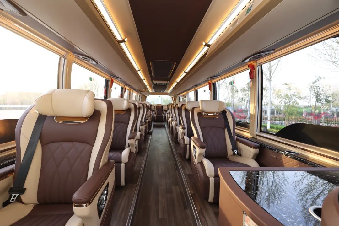 以高端化破局:贵州欢乐假期携手宇通C12L领跑旅游新蓝海 图片